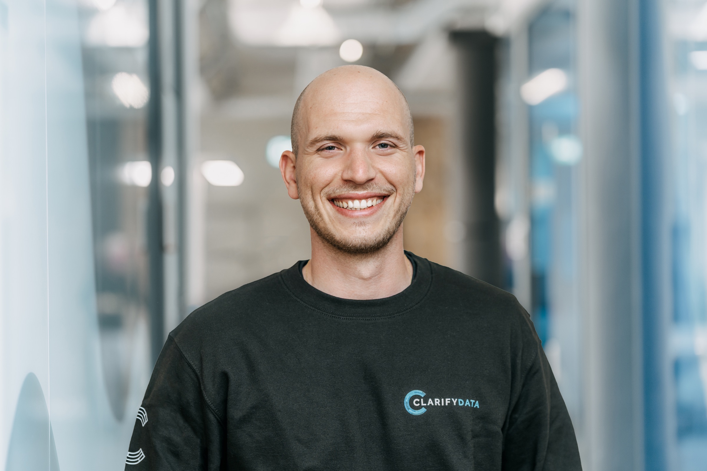 Portrait Foto eines Mitarbeitenden von clarifydata